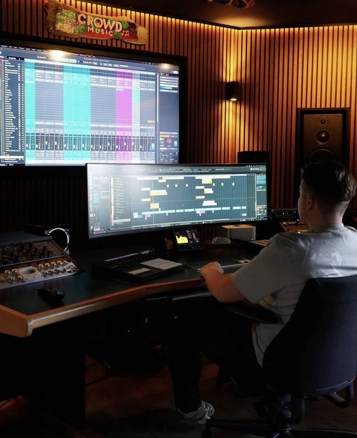 B-Proud achter de mixdesk in de studio