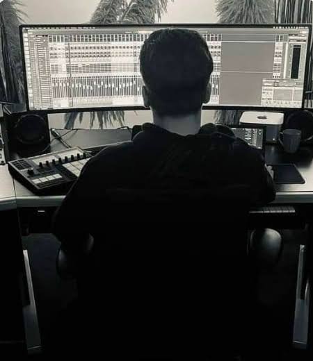 Silhouet van B-Proud achter zijn studioschermen
